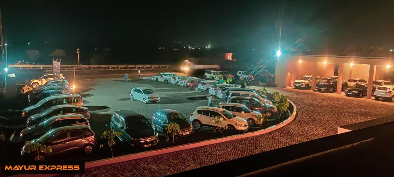 Hotel Mayur Express Sangamner Екстериор снимка